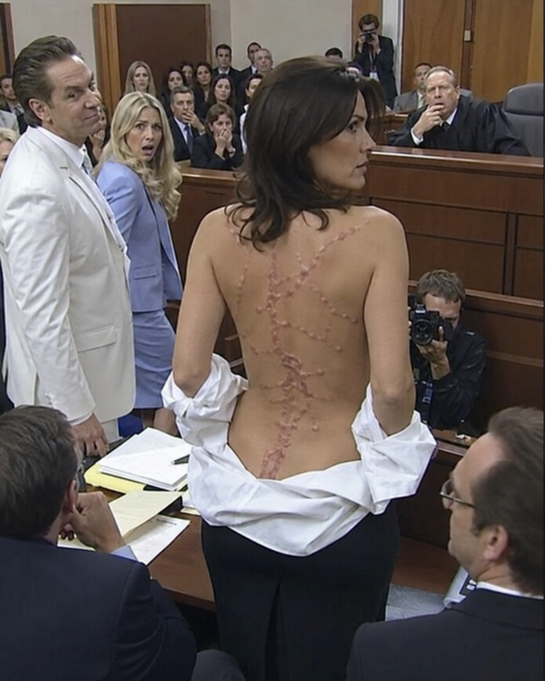 Full part: In the middle of our divorce hearing, my husband stood proudly beside the woman he had cheated on me with and smiled as though he had already won.